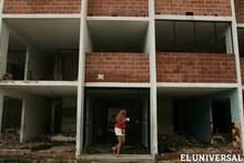 En El Morro 246 familias temen desplome de edificios