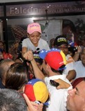 Capriles: Ellos enchufados y el pueblo sin luz