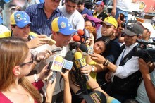 Capriles: La comida tiene que aparecer en el interior del pa...