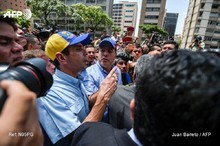 Capriles fue atacado con gas pimienta en el rostro durante m...