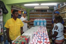 Capriles invitó a comerciantes de Higuerote a votar por el c...
