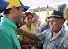 Capriles entregó credenciales a 335 nuevos líderes comunitar...