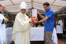 Capriles entregó Orden El Precursor a Obispo de Los Teques