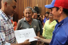 Capriles entregó recursos a Consejos Comunales de altos mira...