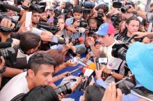 Capriles emplazó a Padrino López a que diga quién está detrá...