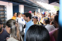 Capriles presentó proyecto para construir nueva sede de escu...