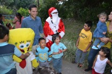 Alcalde Carlos García entregó regalos a hijos de empleados d...