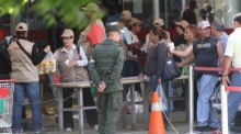 Supermercados militarizados para intentar poner orden en las...