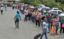 “Tengo dos días en cola y no puedo comprar lo que quiero”