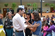 Alcalde Carlos García entregó becas económicas a niños con d...
