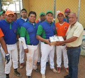 Julio Castillo entrega donativo a equipo de softbol Central ...