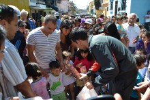 Carlos García entregó regalos a niños del sector Pueblo Nuev...