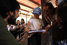 Miguel Pizarro realizó donación de 250 kits de útiles escola...