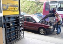 Por una batería de carro hasta duermen en la calle