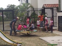 Fundación Los Teques entregó parque infantil recuperado a ve...