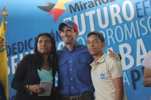 Gobernador Capriles entregó 1 mil 387 becas a estudiantes mi...