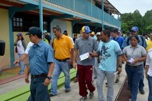 Capriles: En un país donde destruyeron la producción naciona...