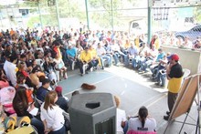 Capriles dice que el Gobierno anda en una carrera de velocid...