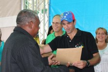 Capriles entregó credenciales a más de 680 docentes mirandin...