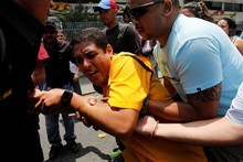 Lanzan lacrimógena en la pierna a José Manuel Olivares duran...