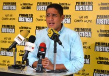 José Manuel Olivares: “Ni despidiendo médicos ni silenciando...