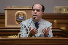 Julio Borges recibe de la UCAB propuesta legislativa para ge...