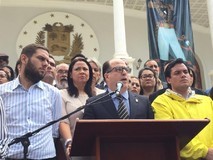 Julio Borges dice que se quiere establecer una dictadura y p...