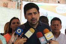 Carlos Ocariz rehabilita escuela en Maca