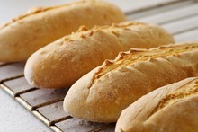 Aumento de Bs 21 diarios alcanza para comprar un pan sobado