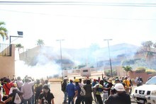 Reprimen a zulianos en sede del TSJ mientras protestaban por...