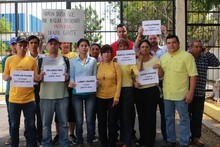 Zulianos exigen libertad de presos políticos frente a sede d...
