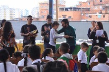 Miguel Pizarro realizó donación de útiles escolares para niñ...