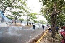 Con bombas lacrimógenas dispersan manifestación en el Zulia 