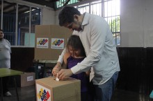 Carlos Ocariz ejerció su derecho al voto en las parlamentari...
