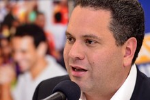 Armando Briquet: Felicidad y Navidad a juro