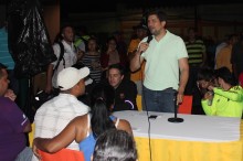 Carlos Ocariz entregó ayudas en el casco de Petare