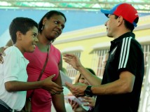 Capriles entregó becas a 647 estudiantes del área metropolit...