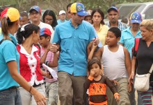 Capriles entregó pasarelas, vías pavimentadas y parque infan...