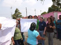 Barrio 12 de Marzo vive entre botes de aguas negras, fugas d...