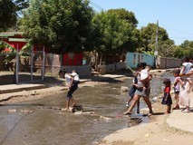 Vecinos del barrio Catatumbo viven entre un río de aguas neg...