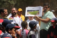 Alcaldía de Sucre inauguró en Petare el campo de béisbol más...