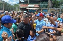 Capriles asfaltará y mejorará alumbrado público en Santa Cru...