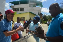 Capriles entregó créditos para el emprendimiento en Panaquir...
