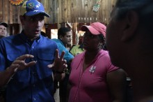 Capriles entregó recursos a la comunidad de Altos de Tapaima...
