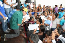 Capriles entregó ayudas habitacionales y créditos productivo...