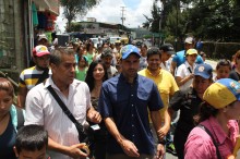 Capriles: Nicolás, sal de Miraflores y dale la cara a los pr...