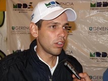Alcaldía de Libertador entrega becas a niños con discapacida...