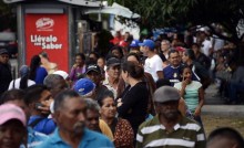 Largas colas no dan tregua a los venezolanos