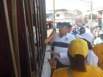David García visitó casa por casa el sector 23 de Enero de G...