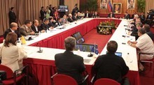 Oposición llevó a Miraflores lista de violaciones y proyecto...